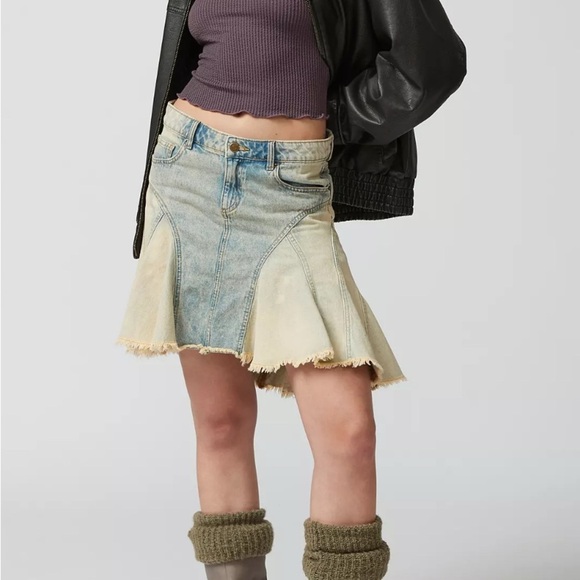 BDG Urban Outfitters Reagan  Denim Mini Skirt Frayed Hem Sz Small​ - Picture 6 of 14